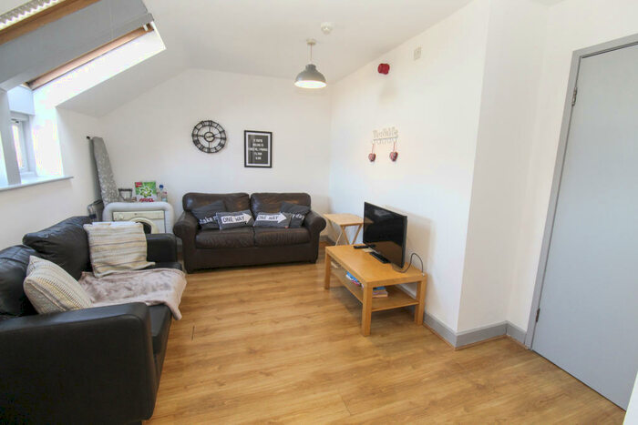 3 Bedroom Flat To Rent In Flat C Headingley Mount, LS6
