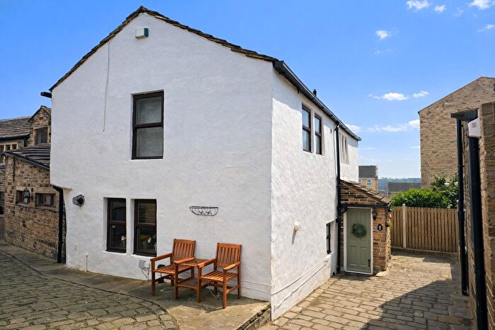 3 Bedroom Cottage For Sale In Well Fold, Idle, Bradford, BD10