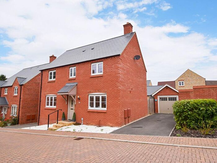 4 Bedroom Detached House For Sale In Plantation Lane, Towcester, NN12