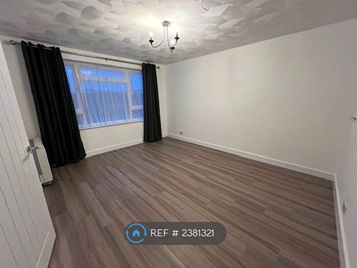 2 Bedroom Maisonette To Rent In Bronsdon Way, Denham, Uxbridge, UB9