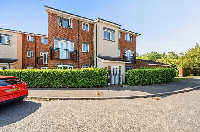 2 Bedroom Flat For Sale In Kiln Way, Dunstable, Bedfordshire, LU5