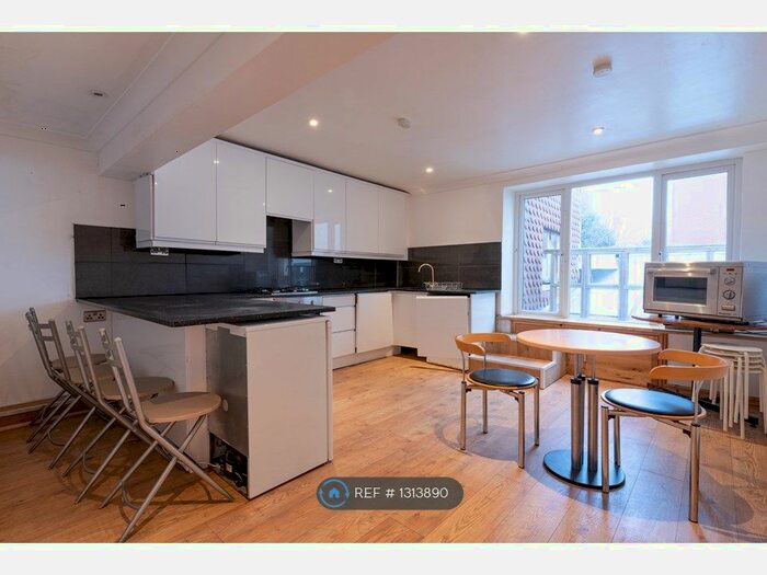 2 Bedroom Flat To Rent In First Floor High Street, Crawley RH10