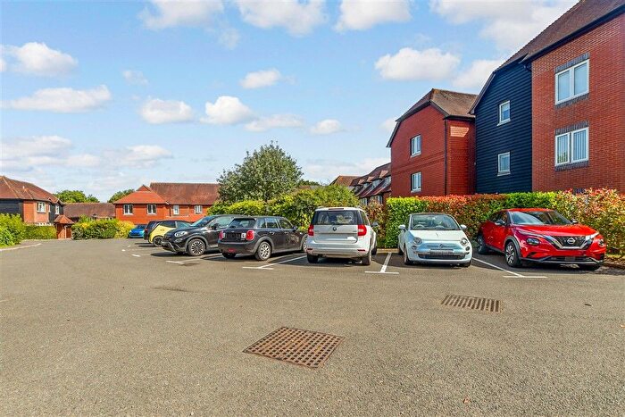 2 Bedroom Flat For Sale In Woodbury Lane, Tenterden, Kent, TN30