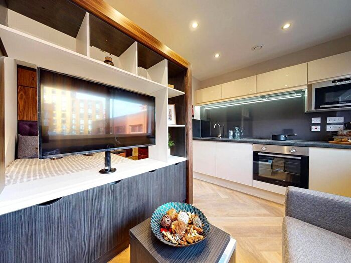 Apartment To Rent In Apt, Live Oasis Wade Lane #, LS2