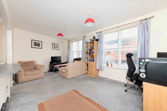 1 Bedroom Flat To Rent In Napier Road, Crowthorne, RG45