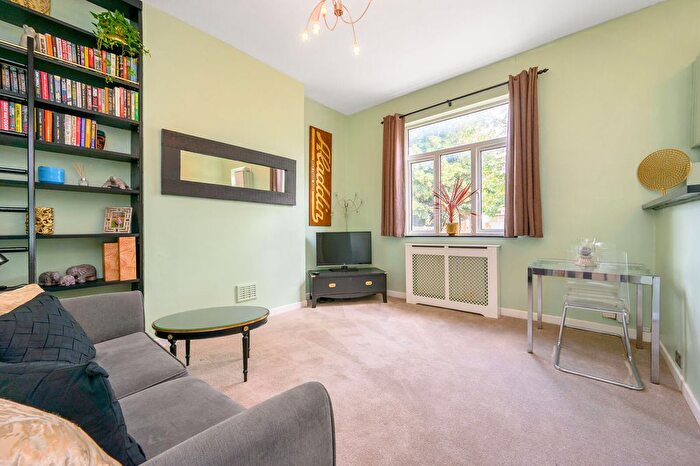 1 Bedroom Flat For Sale In Lichfield Grove, Finchley, London, N3