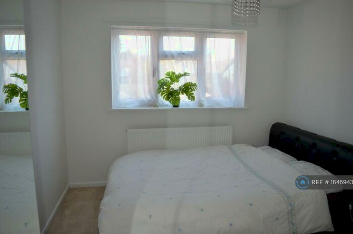 Studio To Rent In Abridge, Abridge, RM4