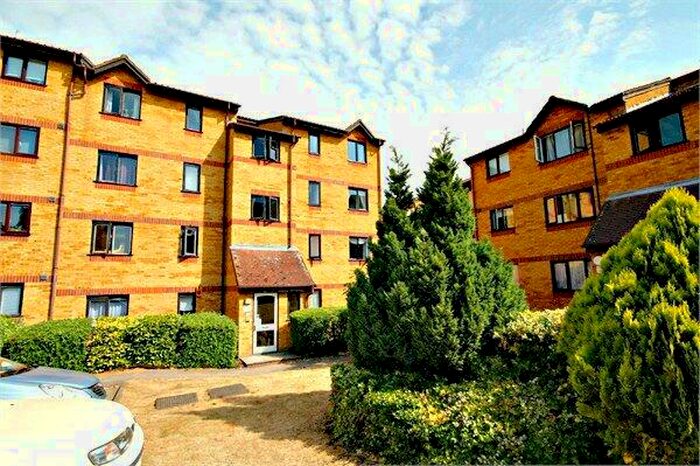 Flat To Rent In Cornmow Drive, Dollis Hill, NW10