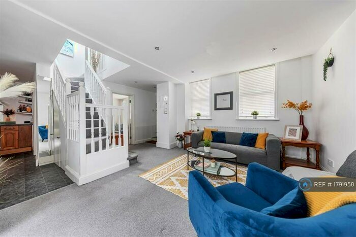 2 Bedroom Semi-Detached House To Rent In Fairland Road, Stratford, E15