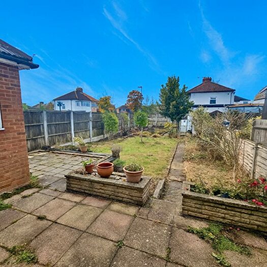 6 Bedroom Semi-Detached House For Sale In Westleigh Gardens, Edgware, HA8