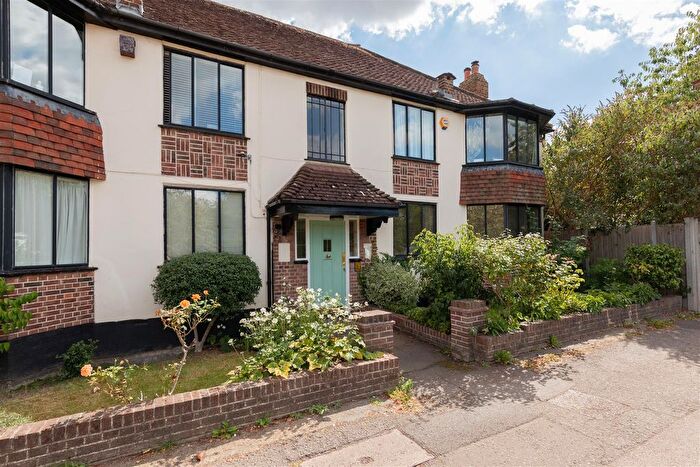 2 Bedroom Flat For Sale In Forest Court, Wanstead, E11