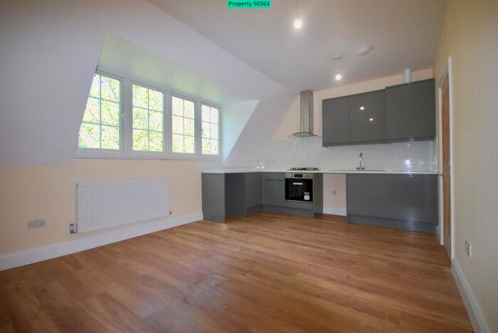 2 Bedroom Flat To Rent In High Road, London, N20