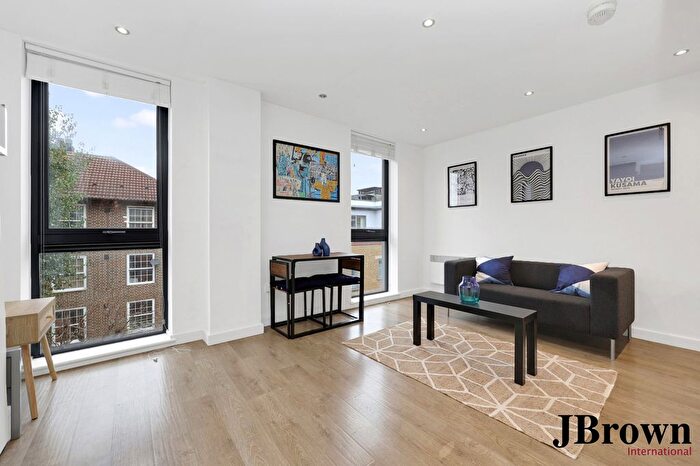 Studio To Rent In Carillon Court, London, E1