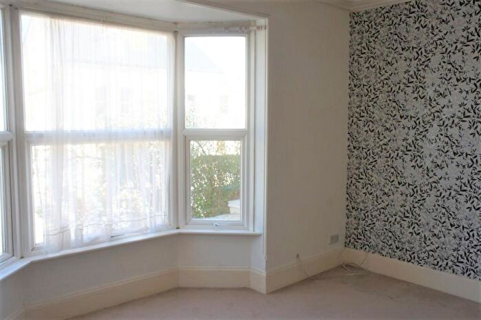 1 Bedroom Flat To Rent In Grovehill Road, Redhill, RH1