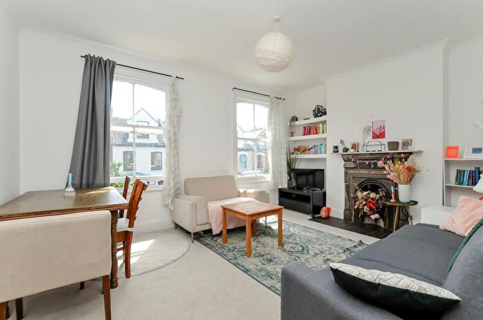 3 Bedroom Flat For Sale In Brighton Road, London, N16