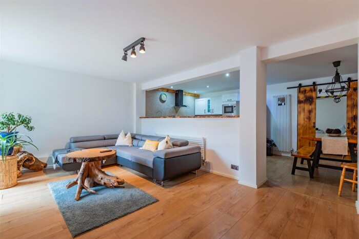 3 Bedroom Apartment For Sale In Fitzhamon Embankment, Riverside, Cardiff, CF11