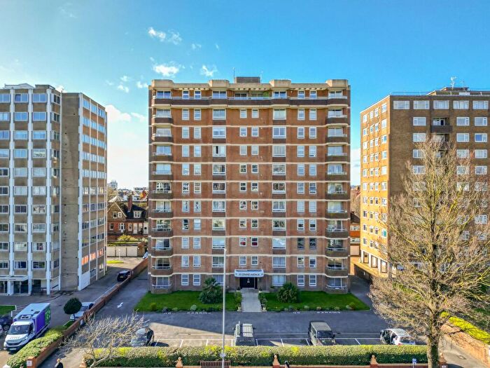 2 Bedroom Flat For Sale In Grand Avenue, Hove, BN3