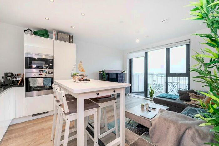 2 Bedroom Apartment To Rent In Lakeside Drive, London, NW10