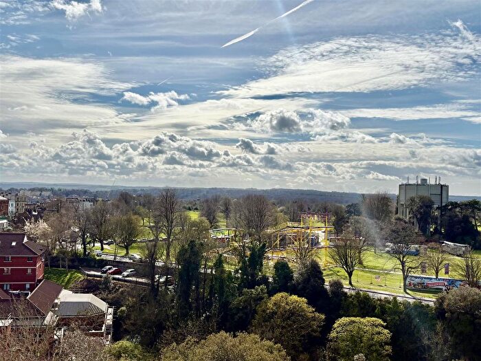 3 Bedroom Flat For Sale In Extensive Three Bedroom Apartment, Durdham Park, Bristol, BS6