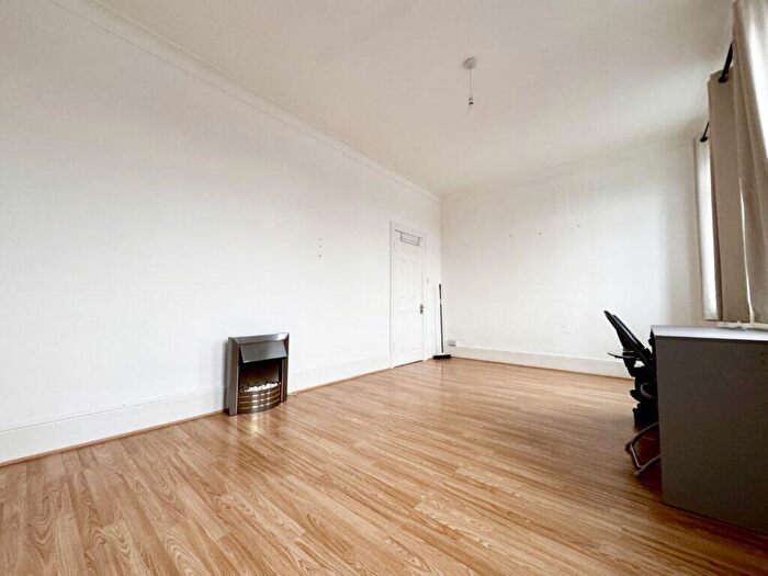 2 Bedroom Flat To Rent In Bowes Road, Arnos Grove, N11