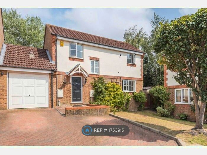 4 Bedroom Detached House To Rent In Neild Way, Rickmansworth, WD3