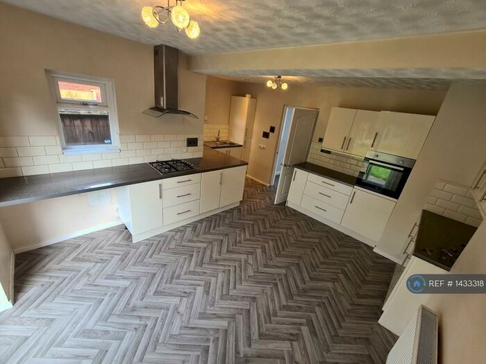 2 Bedroom End Of Terrace House To Rent In Hollington Crescent, Birmingham, B33