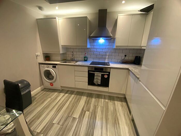 3 Bedroom Flat To Rent In Angles Road, Lambeth, SW16