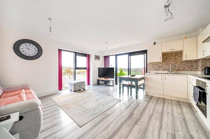2 Bedroom Apartment For Sale In Kingman Way, Newbury, Berkshire, RG14