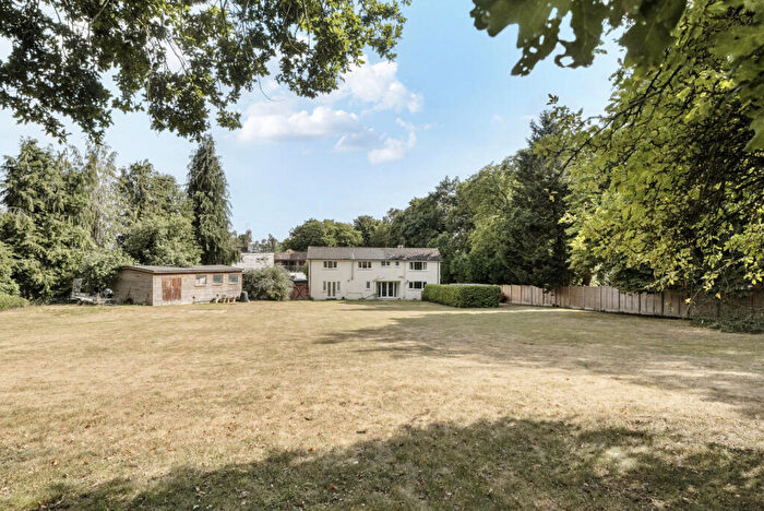 3 Bedroom Detached House To Rent In Bath Road, Knowl Hill, Reading, Berkshire, RG10
