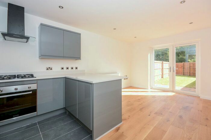 2 Bedroom Town House To Rent In Staveley Road, Chesterfield, S43