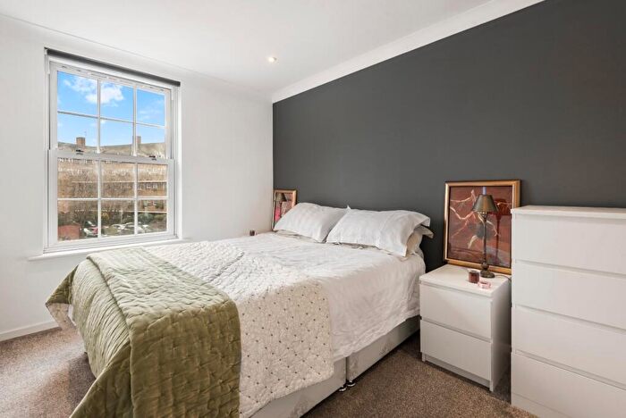 1 Bedroom Flat For Sale In Vicarage Crescent, Battersea Park, SW11