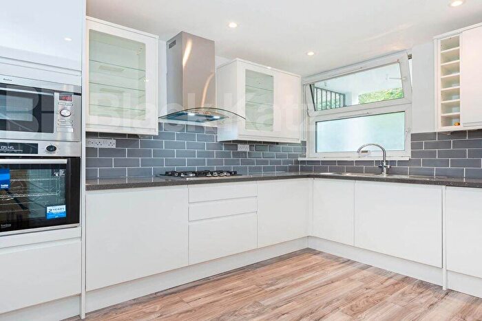3 Bedroom Flat To Rent In Clarence Gardens, Camden / Euston, NW1