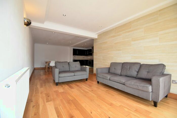 2 Bedroom Flat To Rent In Copperfield Road, Mile End - Limehouse, E3