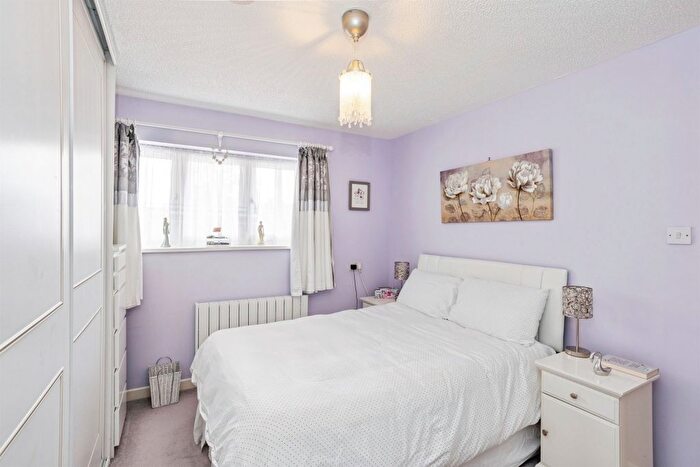 1 Bedroom Flat For Sale In Palmer Avenue, Bushey, WD23