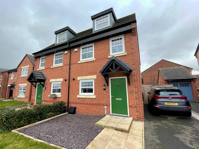 3 Bedroom Town House For Sale In Mellors Field Close, Sandbach, CW11