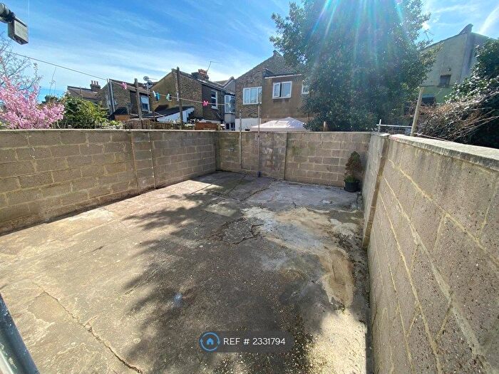 2 Bedroom Flat To Rent In East Ham, London, E6