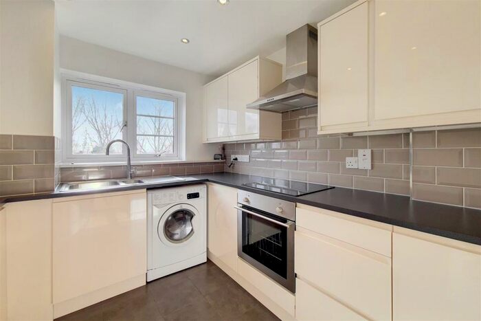 1 Bedroom Flat To Rent In Holly Lodge, Winchmore Hill, N21
