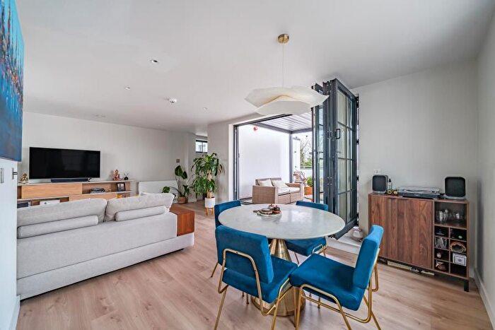 3 Bedroom Flat To Rent In Raeburn Avenue, Berrylands, Surbiton, KT5