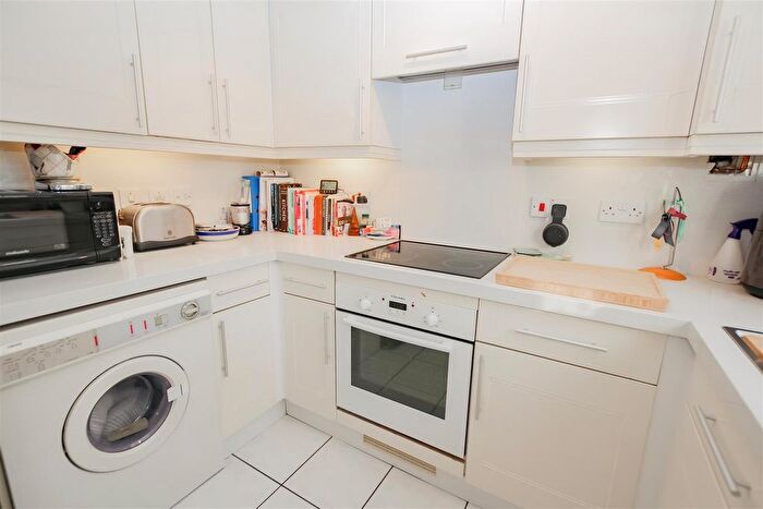 3 Bedroom End Of Terrace House For Sale In Bascombe Grove, Braeburn Park, Crayford, DA1