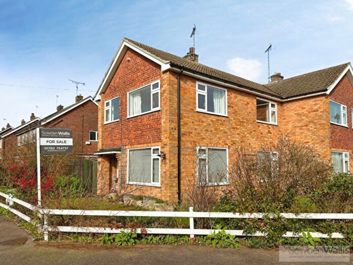 3 Bedroom Semi-Detached House For Sale In Caithness Road, Stamford, PE9