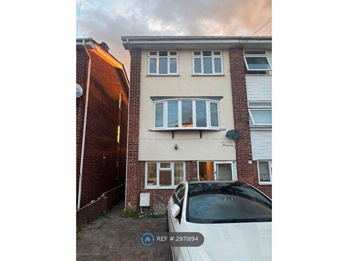 5 Bedroom Semi-detached House To Rent In Liphook Close, Hornchurch, RM12