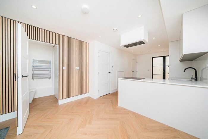 2 Bedroom Detached House To Rent In Brighton Road, Kingston, KT6