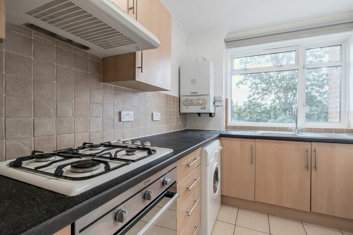 2 Bedroom Flat To Rent In High Street, London, N14