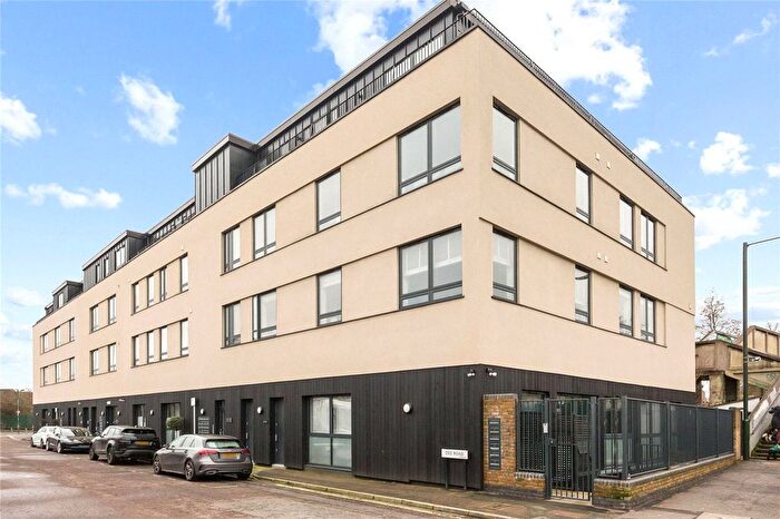 2 Bedroom Flat To Rent In Dee Road, Richmond, TW9