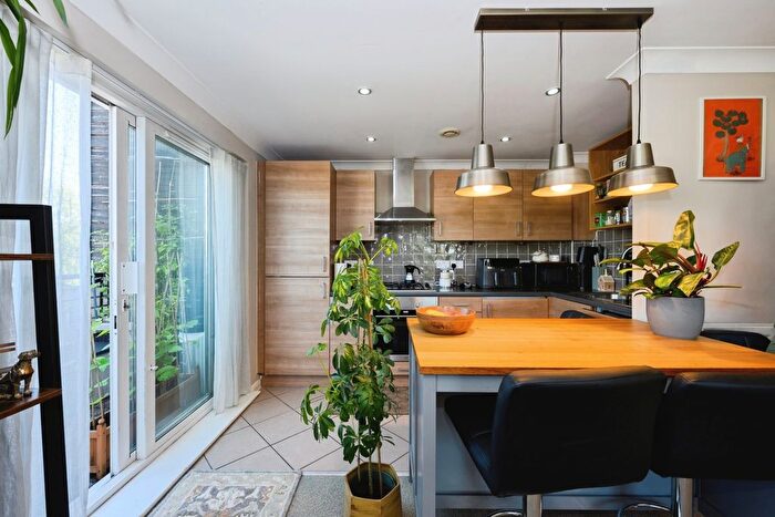 2 Bedroom Flat For Sale In Buffers Lane, Leatherhead, Surrey, KT22