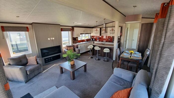 2 Bedroom Mobile/park Home For Sale In Warners Lane, Selsey, Chichester, PO20