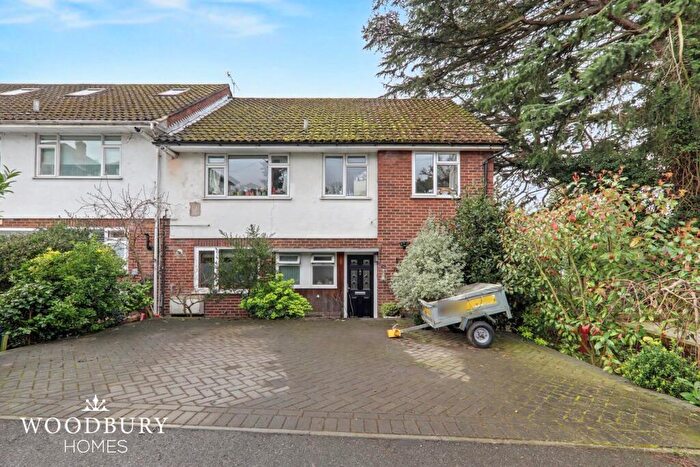 2 Bedroom Ground Maisonette For Sale In Goldings Road, Loughton, IG10