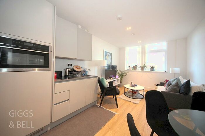 1 Bedroom Apartment For Sale In Laporte Way, Luton, Bedfordshire, LU4