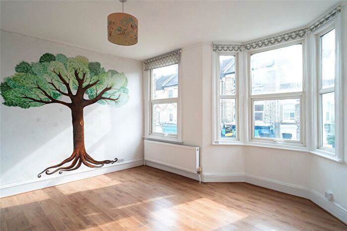 2 Bedroom Flat For Sale In Elm Park, London, SW2