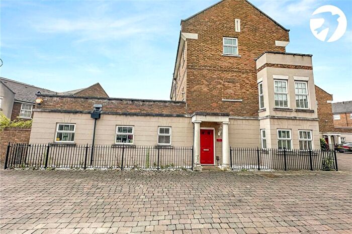 5 Bedroom Semi-Detached House For Sale In Park Cliff Road, Greenhithe, Kent, DA9